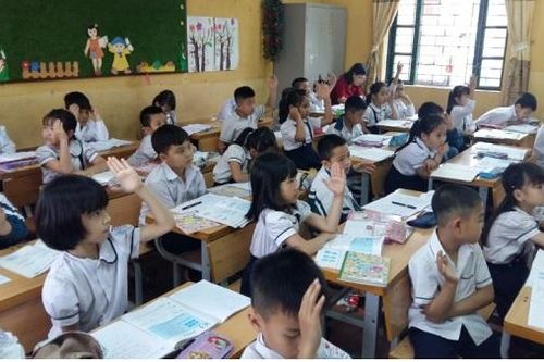 'Chóng mặt' với lạm thu quỹ lớp, quỹ trường: Phụ huynh phải mua cả máy tính, máy chiếu, bóng đèn