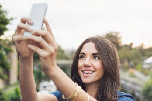 Vì sao phụ nữ thích chụp hình selfie từ trên xuống còn đàn ông thì ngược lại?