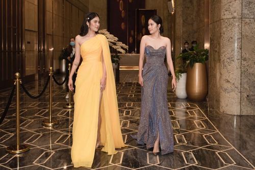 Mặc mưa như trút, Nam Anh, Nam Em vẫn diện đầm xẻ, khoe trọn chân dài đi xem show thời trang