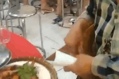 Người mẹ bán vé số ái ngại xin tôm thừa trong bàn tiệc cưới, chỉ lấy một phần nhỏ dù được cho cả đĩa lớn