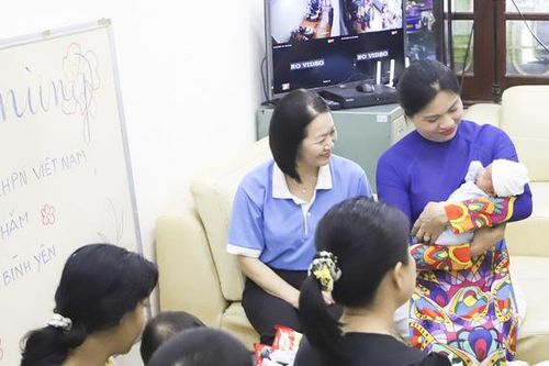 Lãnh đạo Hội LHPN Việt Nam tặng quà Trung thu cho Ngôi nhà Bình yên