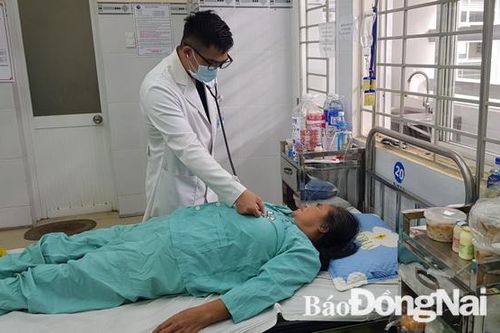 Lấy ống nhựa bỏ quên suốt 4 năm trong cơ thể