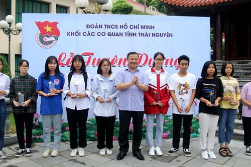 Tuyên dương 130 học sinh giỏi tiêu biểu