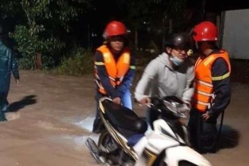 Cảm động hình ảnh Công an giúp dân trong đêm khuya úng ngập
