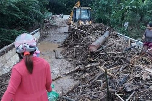 Hậu bão số 5: Khẩn trương khắc phục đường sạt lở, nhà dân ngập nước