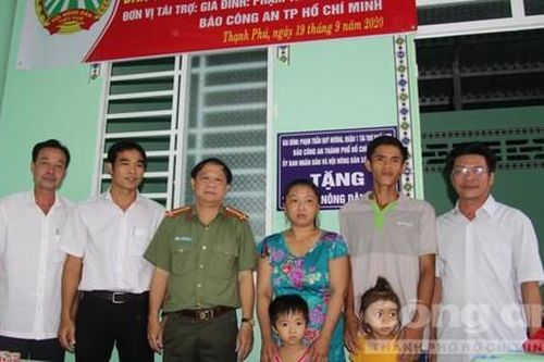 Báo Công an TPHCM bàn giao nhà 'mái ấm nông dân' ở huyện Cờ Đỏ