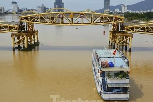 Độc đáo hình ảnh cây cầu ở Đà Nẵng 'biến hình' cho thuyền lưu thông