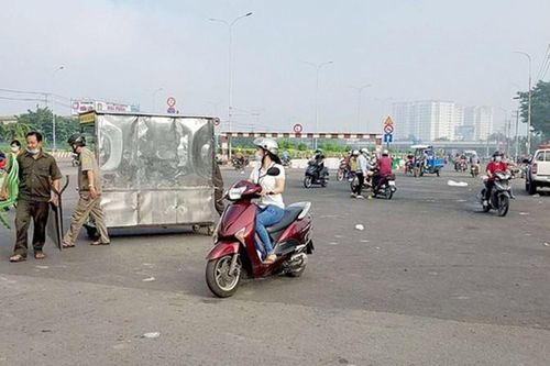 Người đàn ông bị chém tới tấp khi đang bán bánh mì
