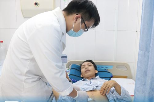 Người đàn ông bị gạch công trình đè vỡ tá tràng