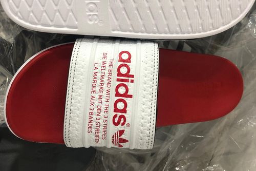 Bắt quả tang nơi sản xuất lượng lớn dép nghi nhái Adidas
