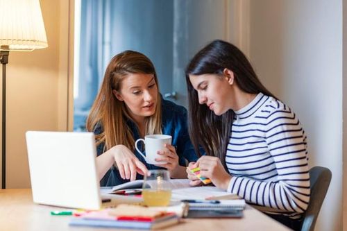 Cha mẹ say xỉn, khỏa thân khi con học trực tuyến ở Mỹ