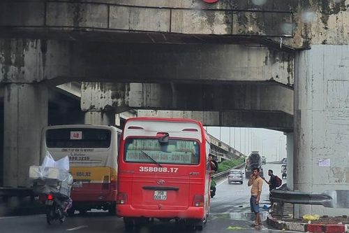 Nhộn nhịp bến cóc tại ngã ba Trần Thủ Độ - Vành đai 3
