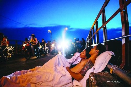 Chụp ảnh cưới 'chăn gối' ngoài đường phố Hà Nội: Cơ quan chức năng cần sớm làm rõ, xử lý nghiêm