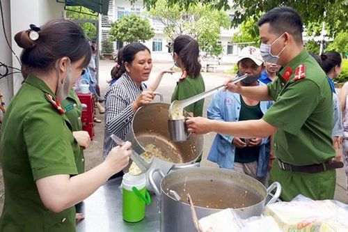 'Bát cháo yêu thương, lan tỏa nghĩa tình' đến với bệnh nhân