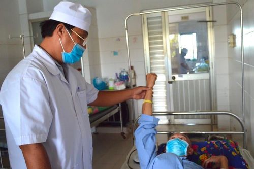 Cứu sống bệnh nhân bị thanh sắt đâm xuyên sọ