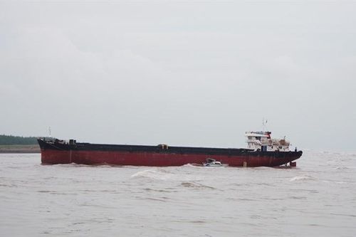 Cứu hộ thành công tàu chở hàng mắc cạn ngoài cửa biển