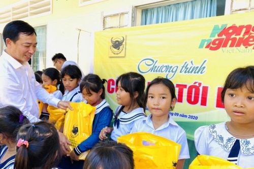 Báo Nông nghiệp Việt Nam tổ chức Chương trình 'Cùng em tới lớp'