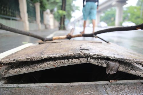 Loạt nắp cống, hố ga hư hỏng 'bẫy người' trên vỉa hè Hà Nội