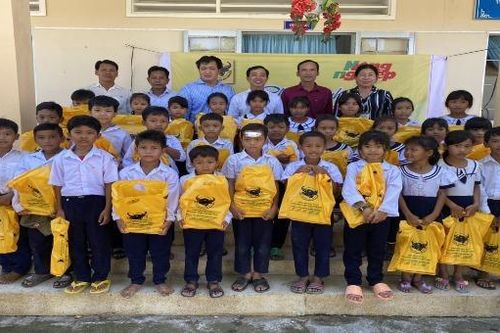 Trao 66.000 quyển vở cho học sinh ĐBSCL có hoàn cảnh khó khăn