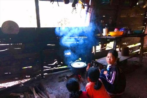 Cô học trò nghèo Êđê nhường xe đạp cho bạn
