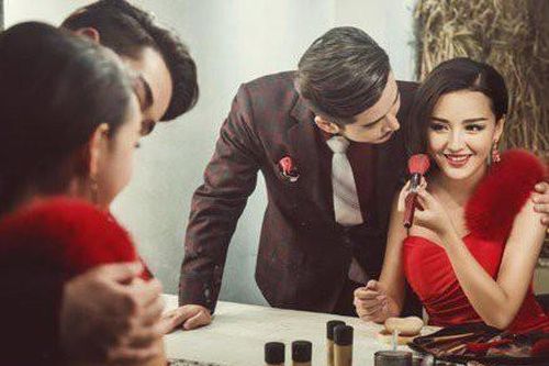 Vợ chết lặng biết mình chính là người 'đẩy' chồng vào vòng tay cô hàng xóm