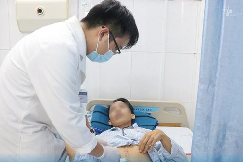 Gạch đè nam thanh niên vỡ tụy, vỡ tá tràng