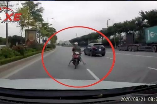 Xe máy đi ngược chiều kiểu 'tự sát' trên phố Hà Nội