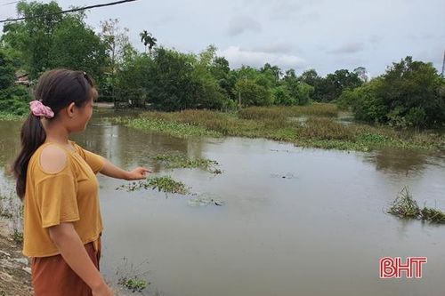 Bảo vệ nhảy xuống dòng nước chảy xiết cứu cháu bé 2 tuổi