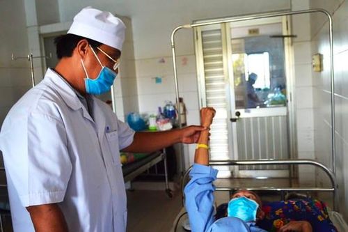 Ngã vào cột bê tông bị thanh sắt đâm xuyên đầu