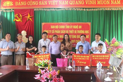 Ban Nội chính Tỉnh ủy Nghệ An tặng quà học sinh nghèo xã vùng cao