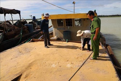 Tạm giữ 4 tàu hút cát trái phép trong hồ Dầu Tiếng, Tây Ninh