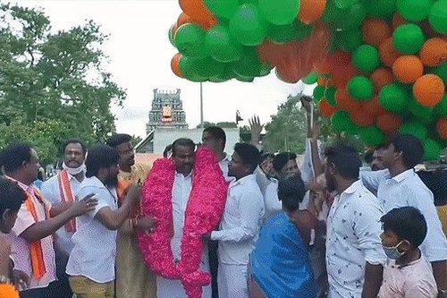 Clip: Chùm bóng bay khổng lồ bất ngờ phát nổ kinh hoàng, khiến 12 ngươi bị thương ở Ấn Độ