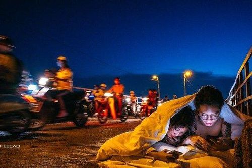 Lùm xùm ảnh cưới 'chăn gối giữa đường': 'Tự ý nằm ra lòng đường chụp ảnh là vi phạm quy tắc giao thông'