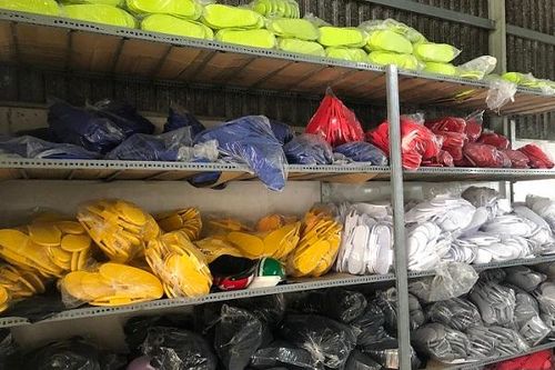 Bắt quả tang cơ sở đang sản xuất dép nghi nhái thương hiệu Adidas