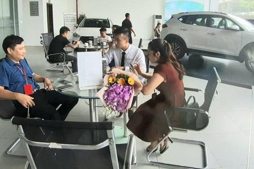 Mua ô tô trả góp, vay ngân hàng bao nhiêu là hợp lý?