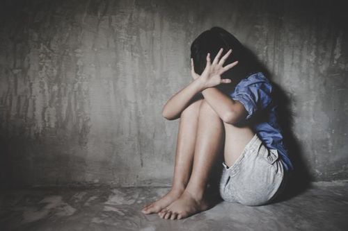 Bị tấn công và lạm dụng tình dục ngay tại nhà, bé gái 7 tuổi cầu xin 'được chết'