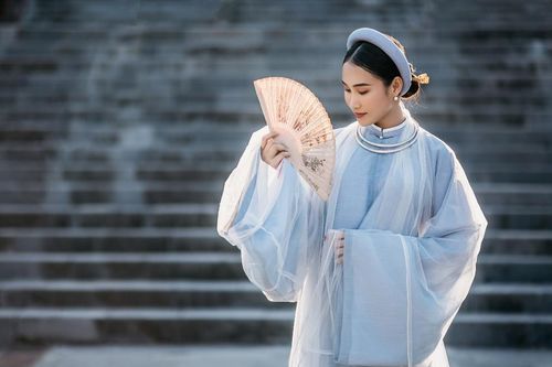 'Miss Eco Vietnam' Đoàn Hồng Trang diện áo Tấc, vẻ mặt khiêm cung giữa Kinh Thành Huế