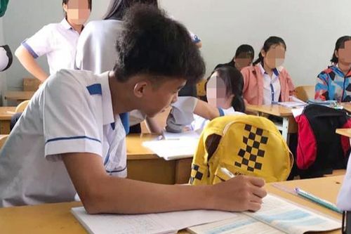 Giáo viên yêu cầu thảo luận theo cặp nhưng bạn cùng bàn lại vắng mặt, nam sinh có pha xử lý khiến CĐM cười ngất