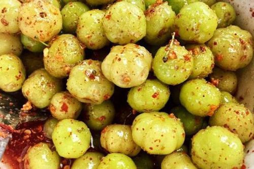 Quả dại miền Tây chua loét nhưng trộn muối ớt ngon xuất sắc