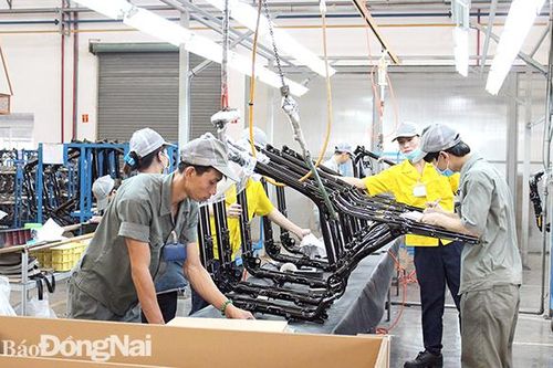 Công nhân thi đua sản xuất những tháng cuối năm