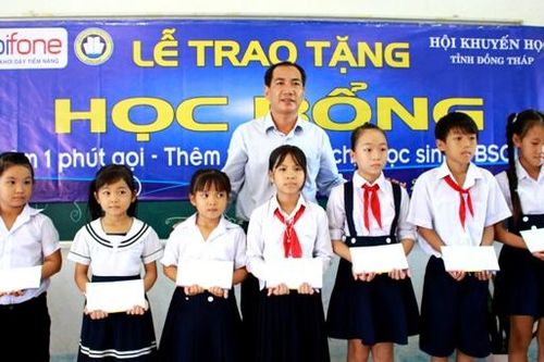 Mobifone Đồng Tháp trao học bổng cho học sinh nghèo