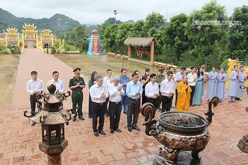 Các đồng chí lãnh đạo tỉnh dâng hương tại các di tích lịch sử - văn hóa