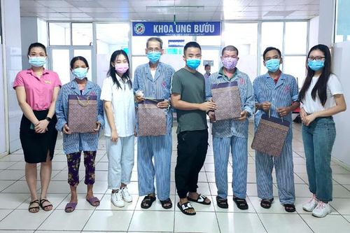 Trao 10 suất quà cho bệnh nhân ung thư