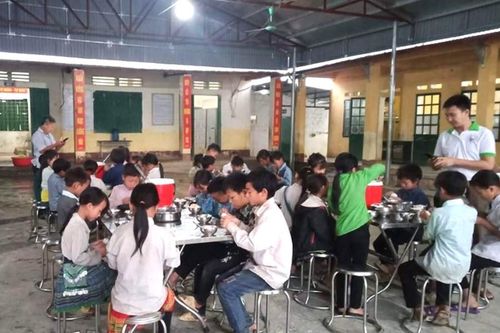 Trao nhà tình thương, tặng quà cho học sinh vùng cao