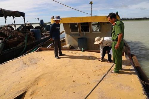 Phát hiện 4 tàu vỏ sắt khai thác cát trái phép lòng hồ Dầu Tiếng