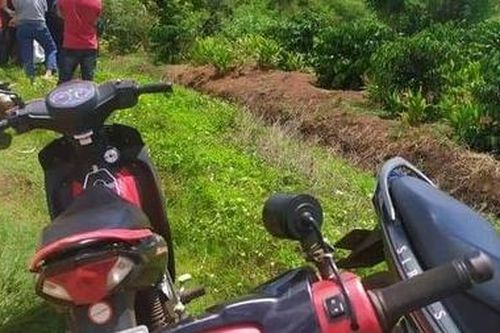 2 thanh niên tử vong cạnh chiếc xe máy bên vệ đường