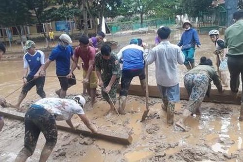 Khẩn trương khắc phục hậu quả ở ngôi làng bị lũ nhấn chìm