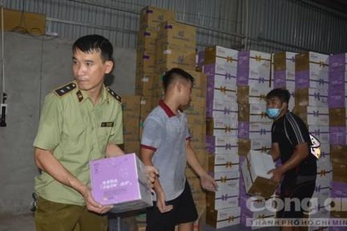 Đột kích kho hàng 'khủng', thu giữ hơn 10 ngàn chai sữa chua Trung Quốc