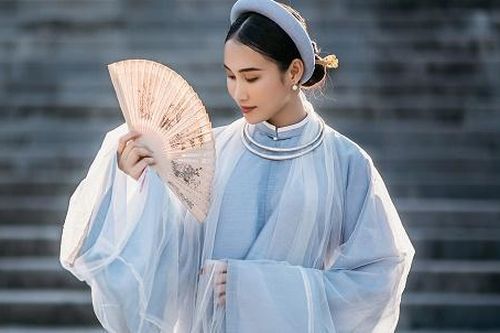 Hoa khôi Đoàn Hồng Trang khoe sắc với lễ phục thời Nguyễn