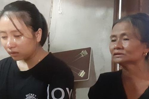 Người mẹ nghèo Hà Tĩnh bất lực nhìn con phải dừng bước trước cổng trường đại học